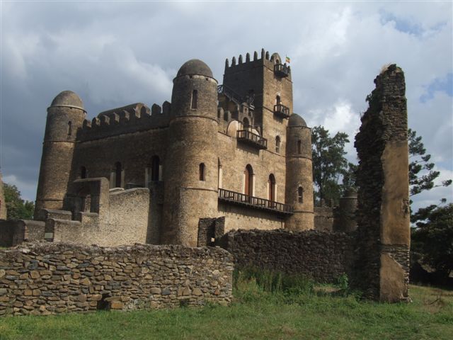 Gonder - zbudowany z brazowych skal bazaltowych zamek krola Fasiladesa (I pol. XVII w.), stanowiacy niezwykla synteze architektury indyjskiej, mauretanskiej, portugalskiej i starozytnego Aksum