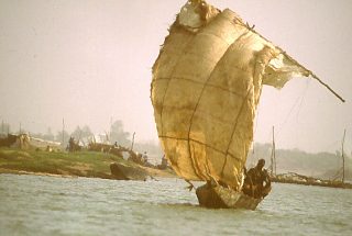 Żaglowa łódź na Nigrze