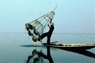 Rybak na jeziorze Inle
