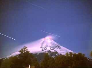 Wulkan Villarica nocą