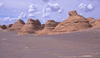 Skalne formacje na pustyni nieopodal Dunhuang