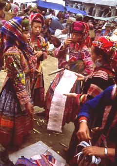 Kobiety z plemienia Kwiecistych Hmongów w Wietnamie