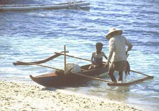 Filipińscy rybacy wyruszają na połów