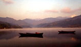 Jezioro Phewa Tal o świcie