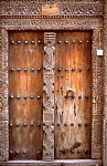 Ozdobne drzwi domu w Kamiennym Mieście (46 KB)