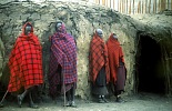 Grupa Masajów przed chatami (92 KB)