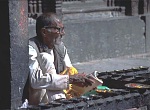 Stary Nepalczyk w świątyni w Patanie (44 KB)