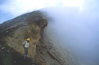 Na krawędzi krateru wulkanu Pacaya