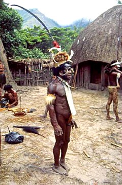 Papuas z talizmanem - kluczykiem