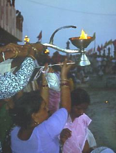 Wieczorna ceremonia ognia i wody nad brzegiem Gangesu w Rishikesh