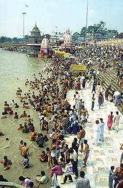 Rytualne ablucje w nurtach Gangesu podczas festiwalu Kumbah Mela