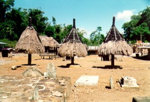 Cmentarz na centralnym placu wsi Langgka, Flores