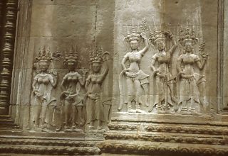 Rzeźby tancerek apsaras na świątyni Angkor Wat