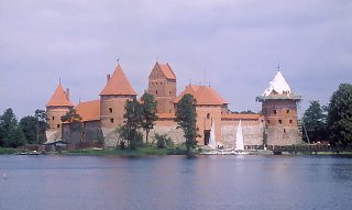 Troki, gotycki zamek na wyspie na jeziorze Galwa
