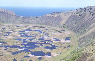 Jezioro w kalderze Rano Kau na Wyspie Wielkanocnej