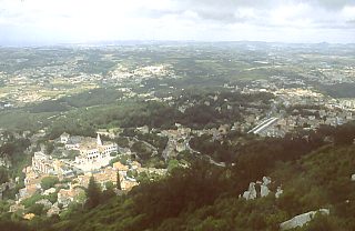 Sintra, widok na miasto i pałac królewski spod zamku mauretańskiego