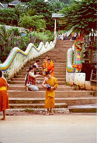 Procesja mnichów w Huay Xai