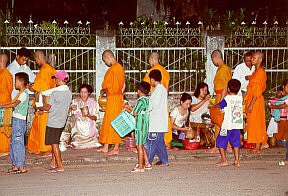 Poranna procesja mnichów w Luang Prabang