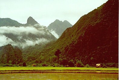 Wapienne góry Laosu w okolicach Vang Vieng