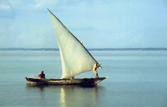 Łódź dhow u północnych wybrzeży Zanzibaru