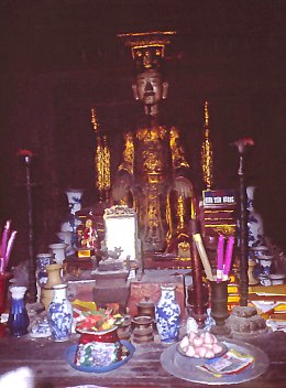 Oltarz w świątyni Dinh Tien Hoang